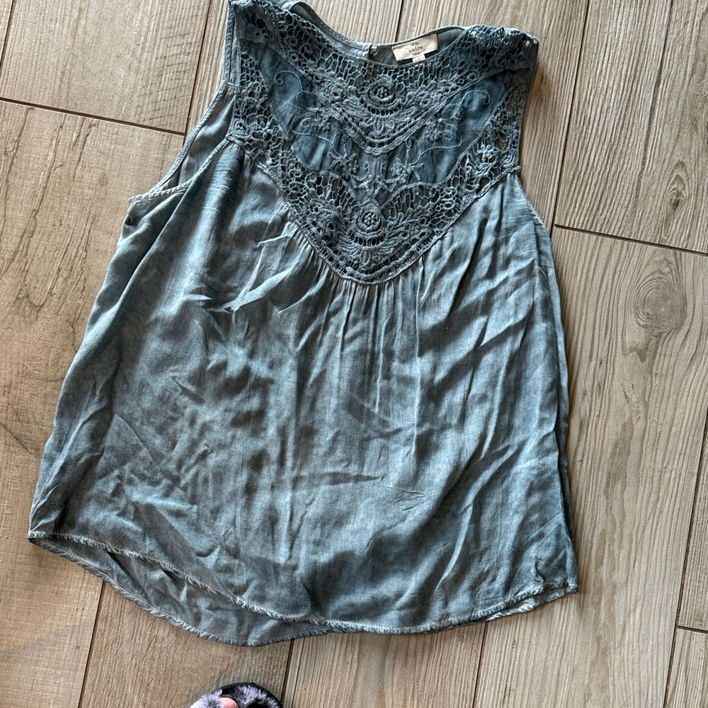 Entro Sleeveless Lace Blouse - Gray